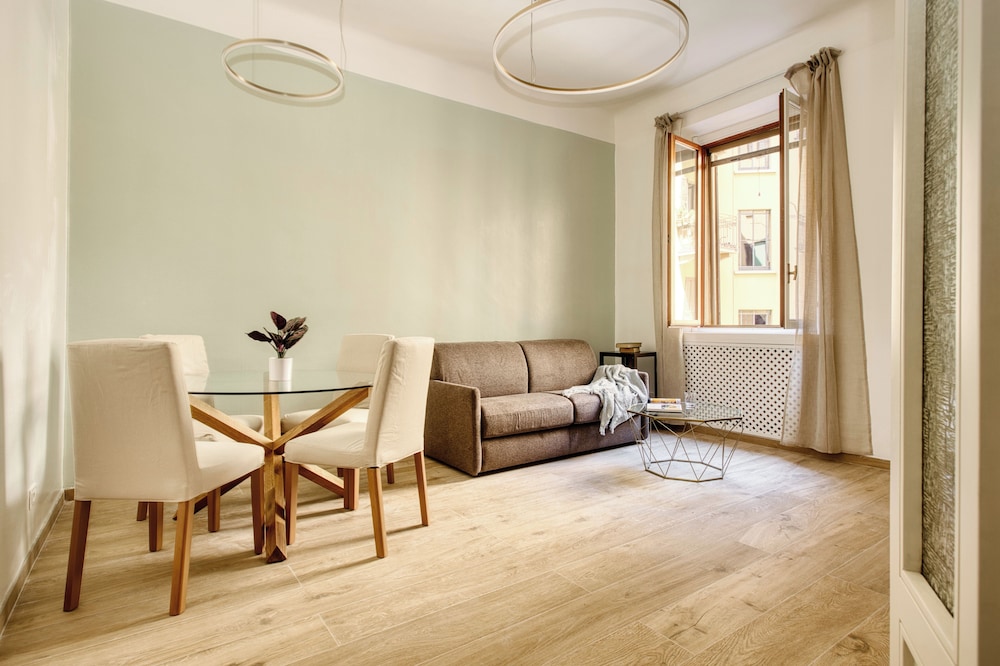 Modern flat near the Centre of Milan — 4-Star Luxury Hotel in Milan, Italy