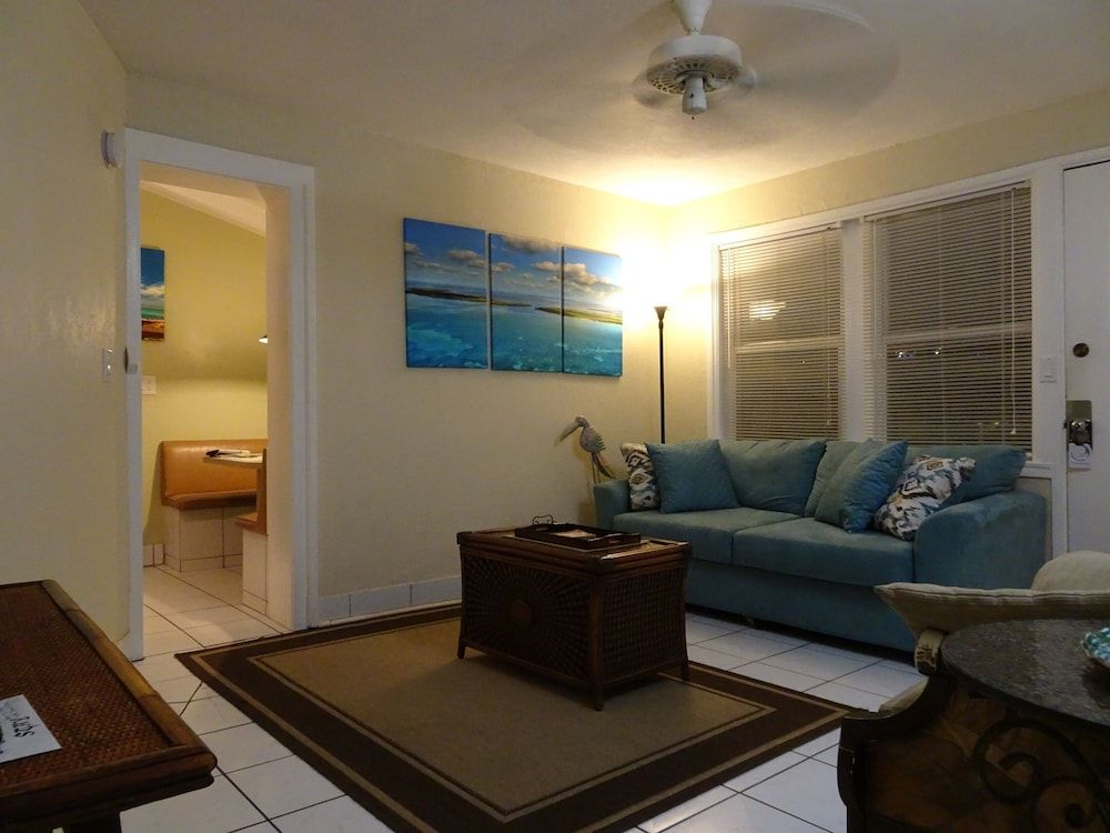 Suite Dreams Inn by the Beach - photo 13