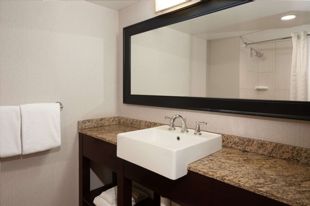 DoubleTree by Hilton Hotel Cleveland Downtown Lakeside - photo 22