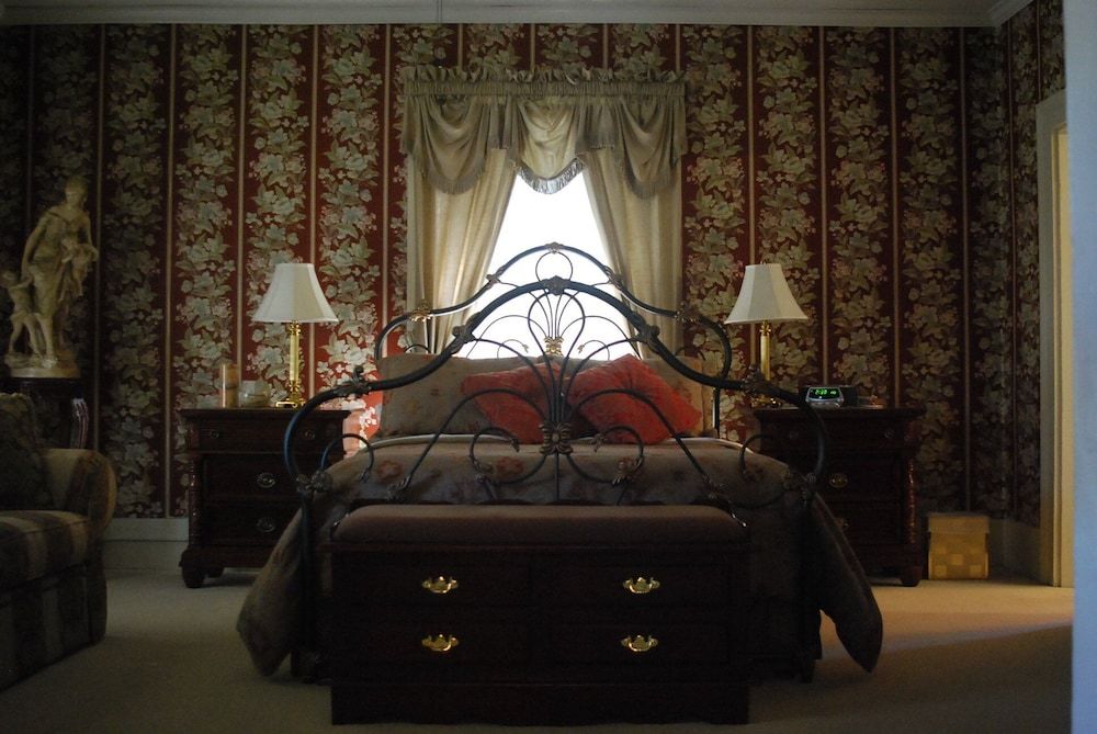Commodore Bed and Breakfast - photo 12