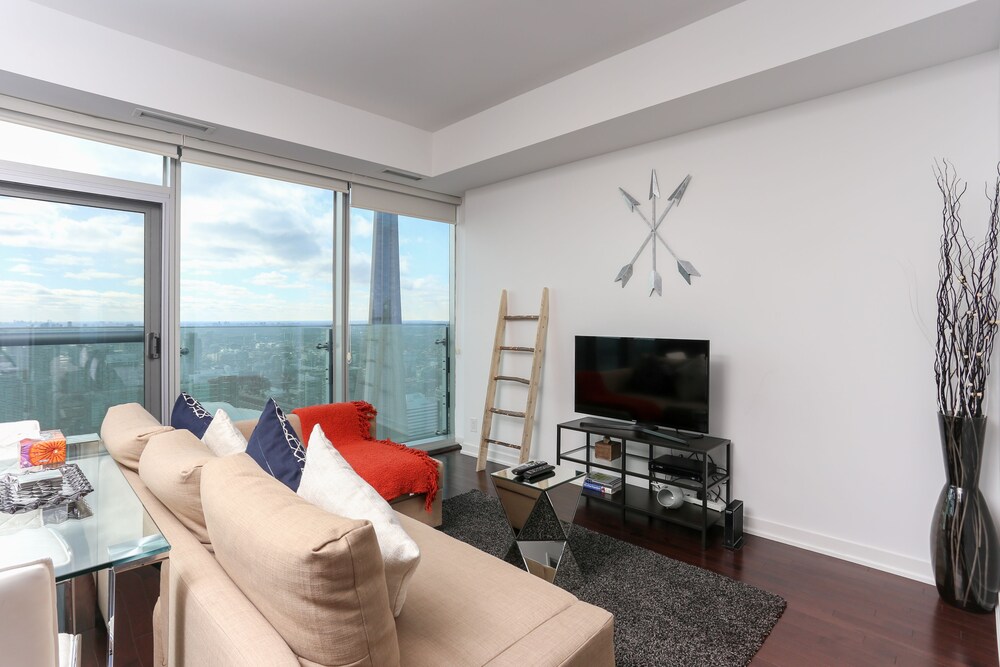 Platinum Suites Breathtaking CN Tower View — 4-Star Luxury Hotel in Toronto, Canada