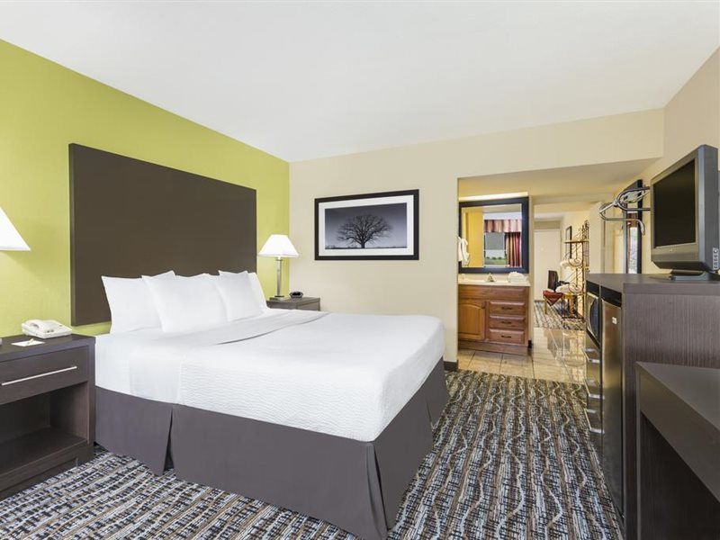 Days Inn by Wyndham Asheville Mall - photo 15