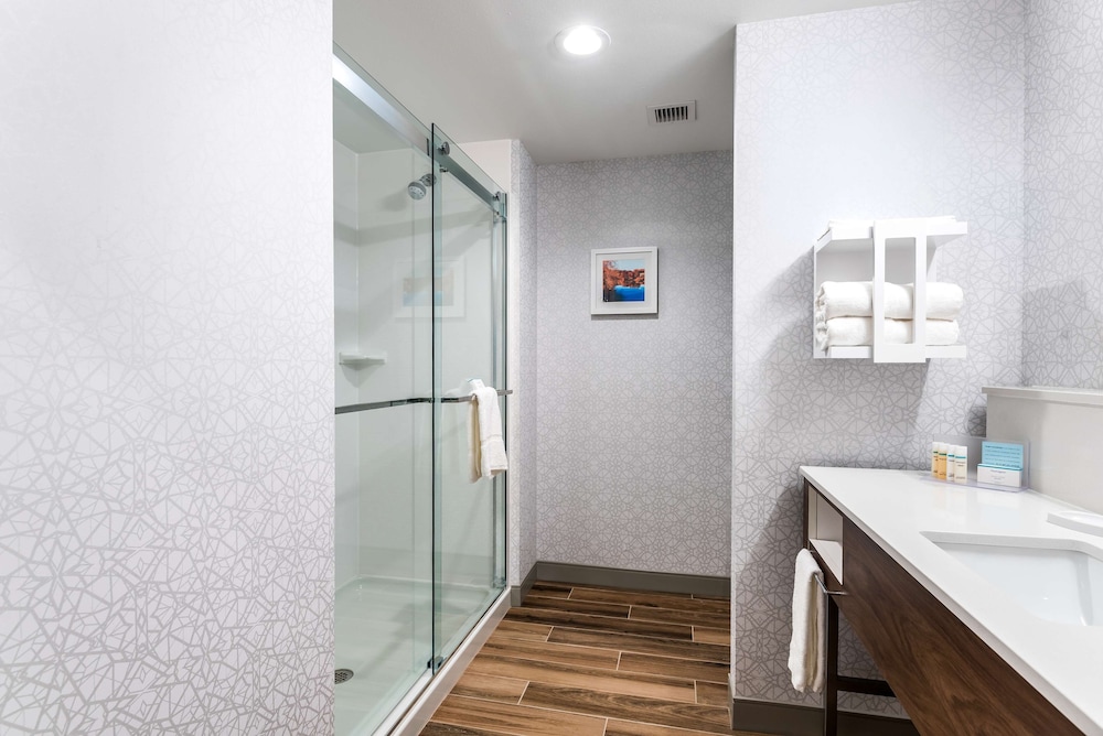 Hampton Inn Batesville - photo 17