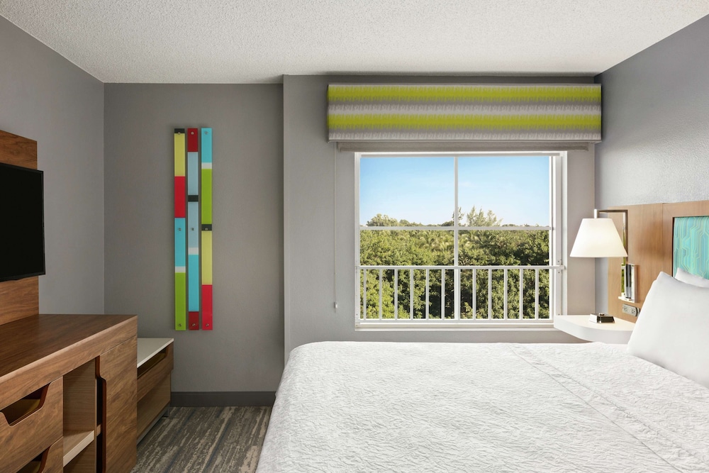 Hampton Inn & Suites Fort Lauderdale Airport - photo 10