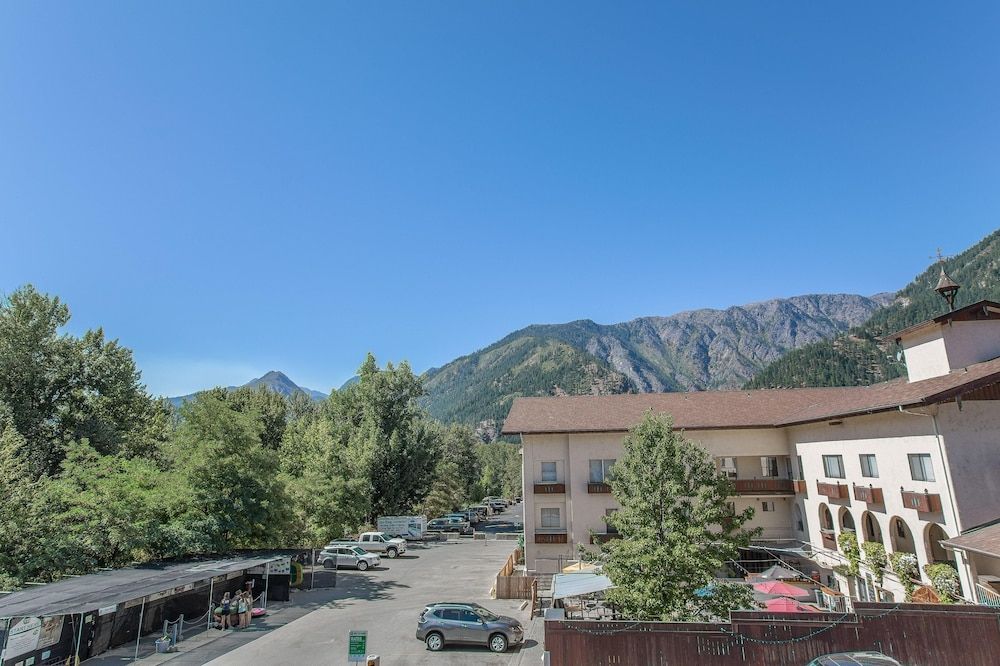 Apres Ski Chalet Alice Lodging — 4-Star Luxury Hotel in Leavenworth, United States