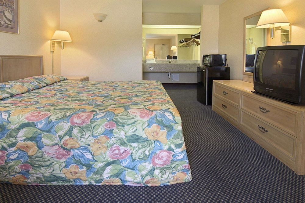 Brentwood Inn & Suites - photo 11