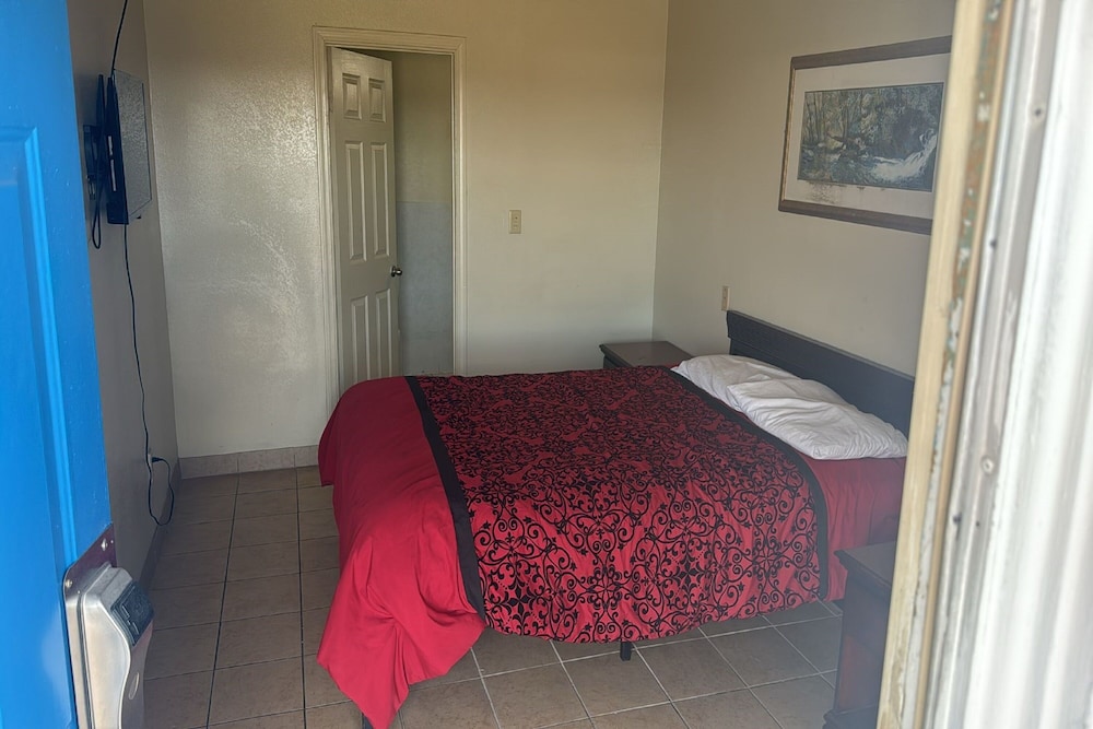 Cole Manor Motel By Oyo Love Field Market Center - photo 5