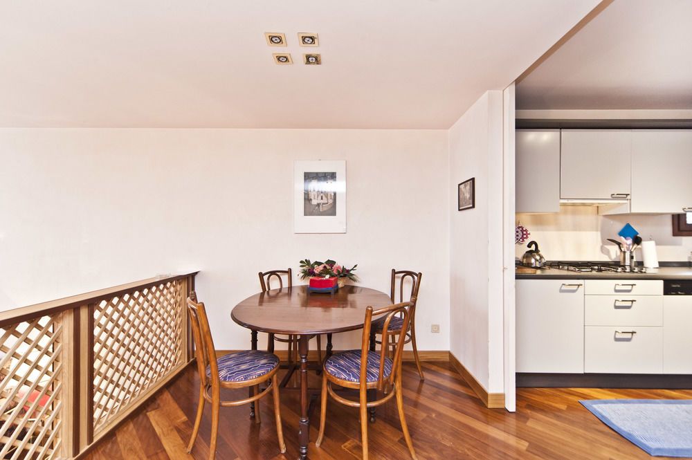 Elegant Apartment with Lift in 17th Century Palace Walk to St Marks Square — 4-Star Luxury Hotel in Venice, Italy