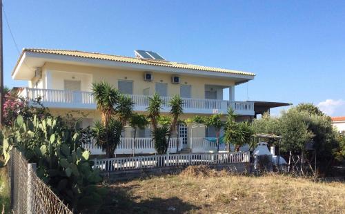 Petalidi Fragkos - carbon neutral hotel in Unknown City
