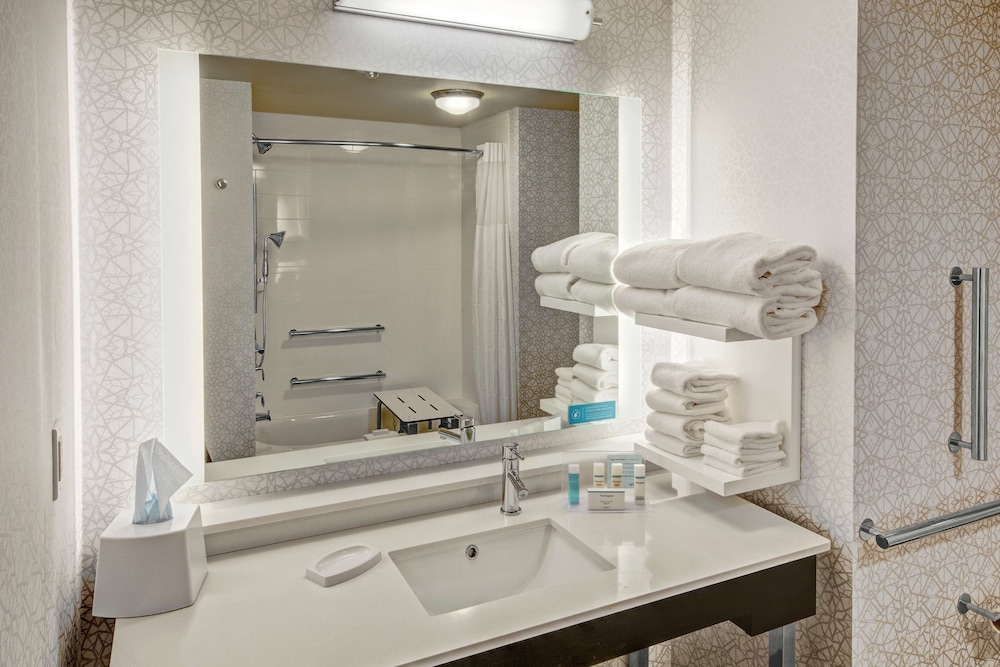 Hampton Inn Fresno Airport - photo 20