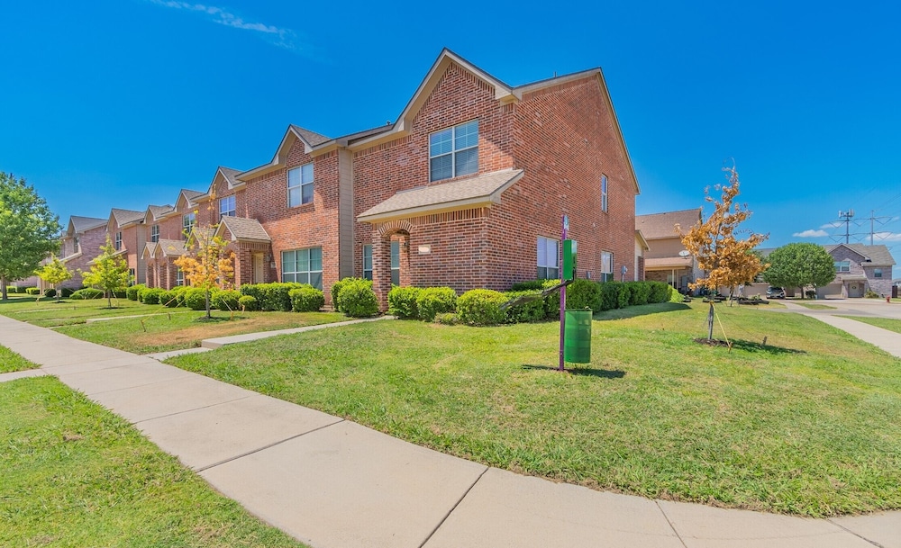 Luxury Townhome Collection Grandprairie — Grand Prairie