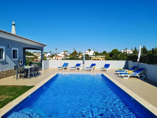 CASA LIMÃO Private Pool & Garden Beach & Center 650m — 4-Star Luxury Hotel in Carvoeiro, Portugal