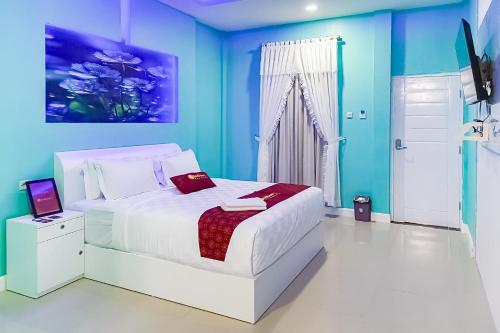 RedDoorz Premium Hotel Sopo Holong Sibolga in Sibolga, Indonesia