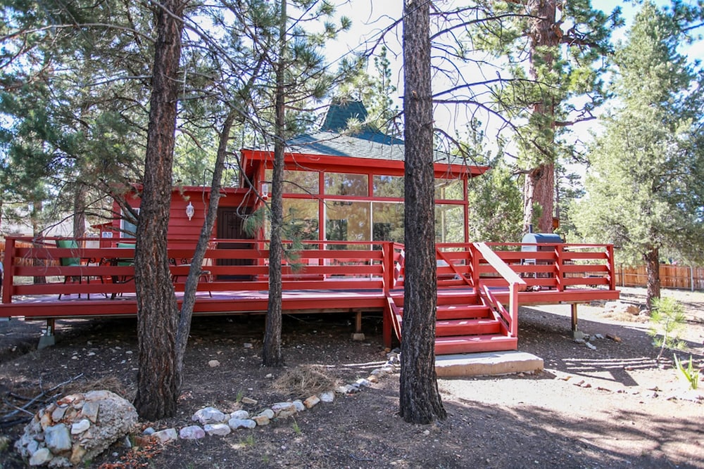 Redwood Elegance Fantastic remodeled contemporary mountain home with floor to ceiling windows — 4-Star Luxury Hotel in Big Bear City, United States