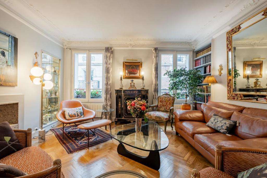Veeve Triumphant Design — 4-Star Luxury Hotel in Paris, France