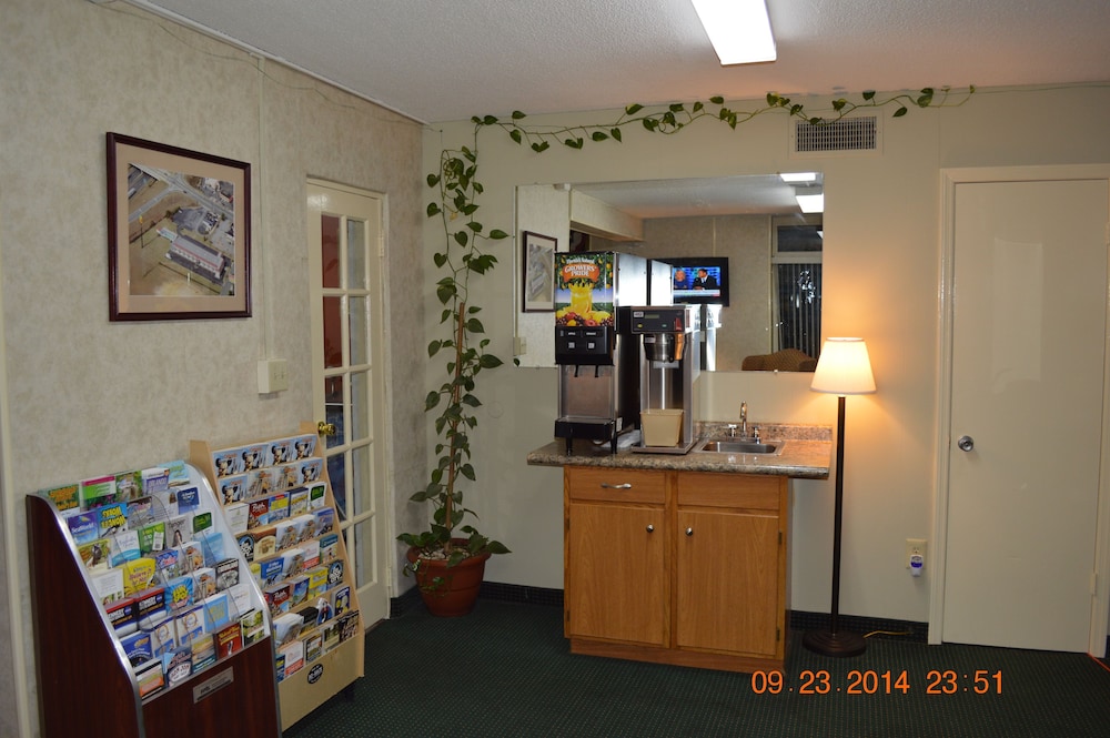 Super 8 by Wyndham Tifton - photo 41