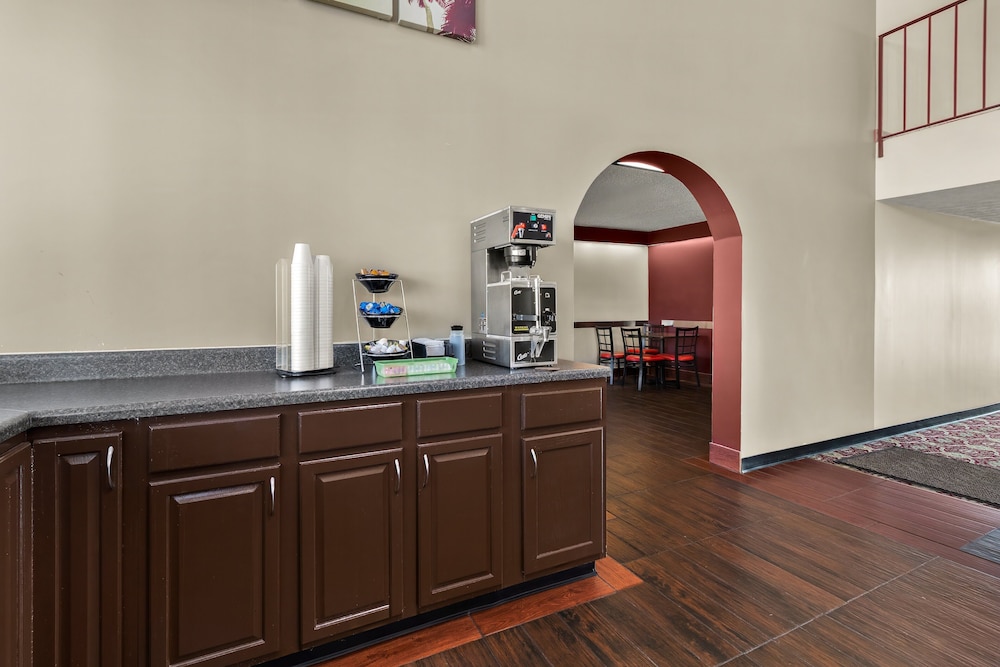 Red Roof Inn & Suites Cave City - photo 24