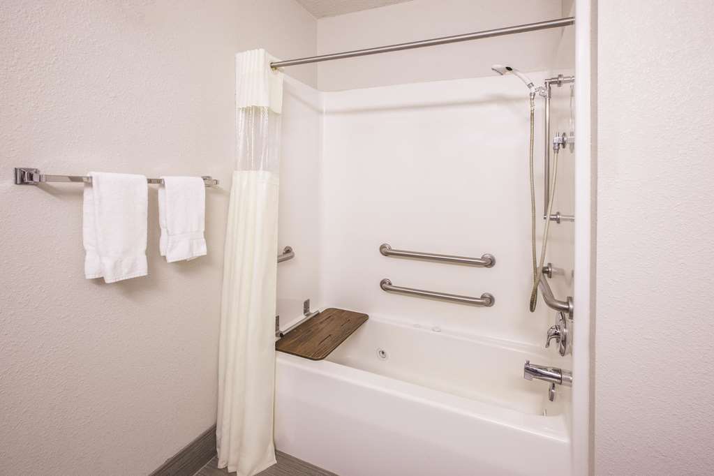 La Quinta Inn & Suites by Wyndham Erie - photo 22