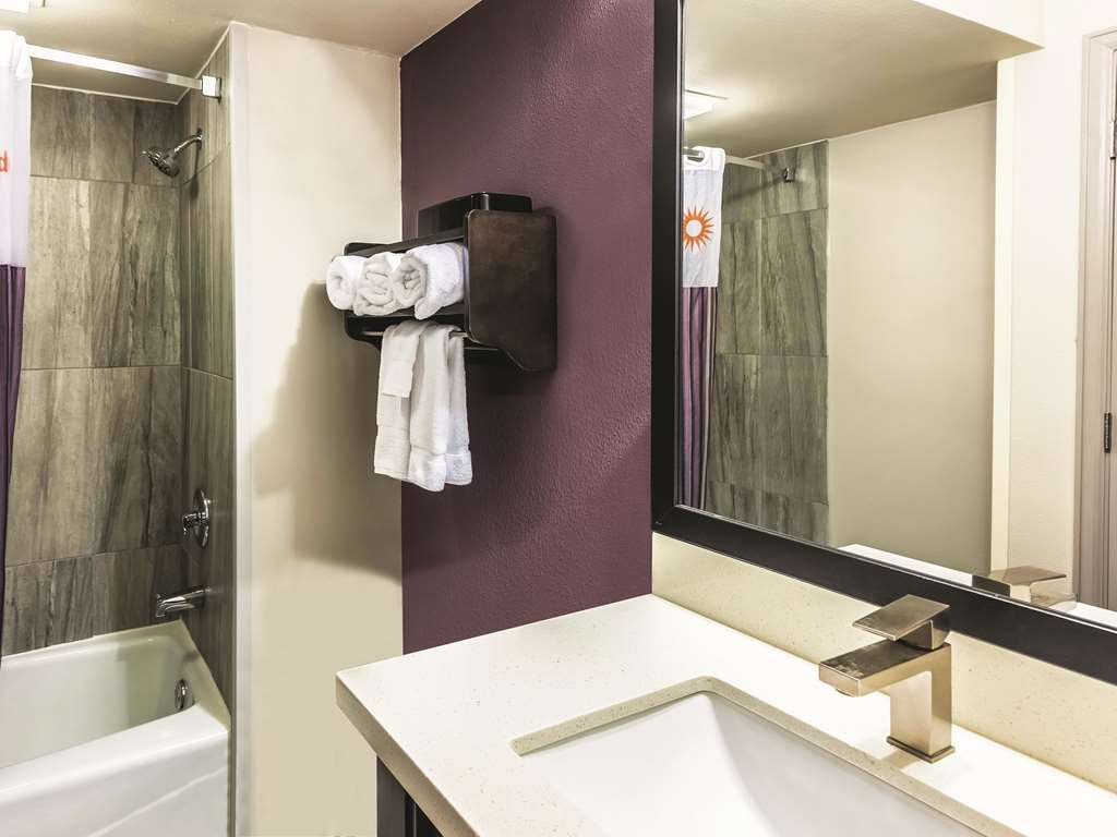 La Quinta Inn & Suites by Wyndham Colorado Springs North - photo 21