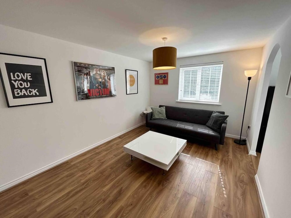 1 Bed Apartment In Greater London Next To Station 19318586 — Romford