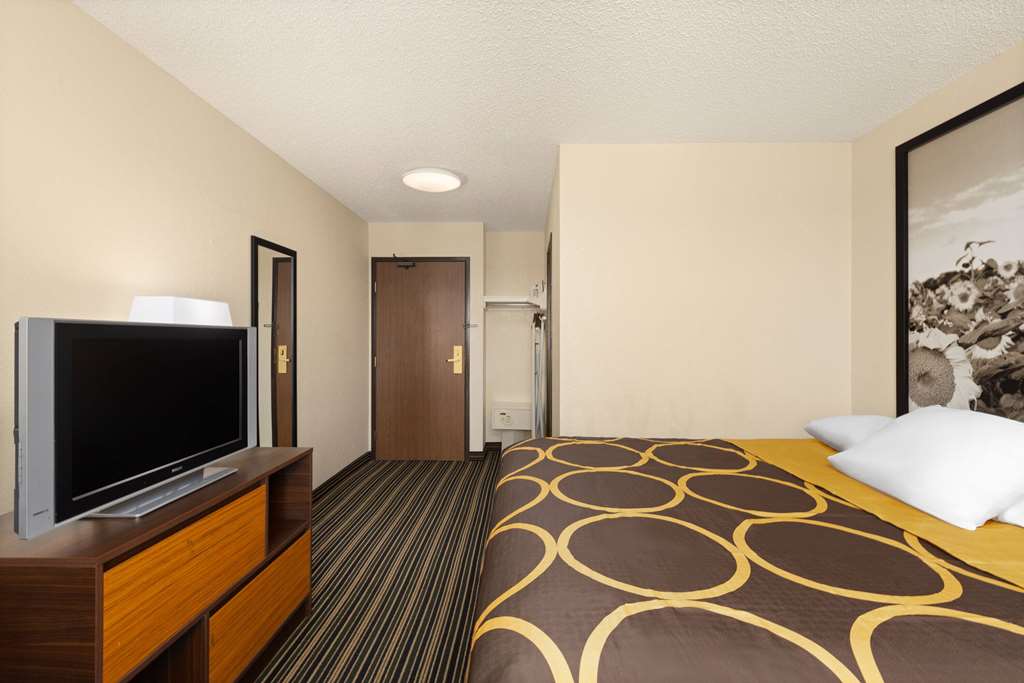 Super 8 by Wyndham Dodge City - photo 13