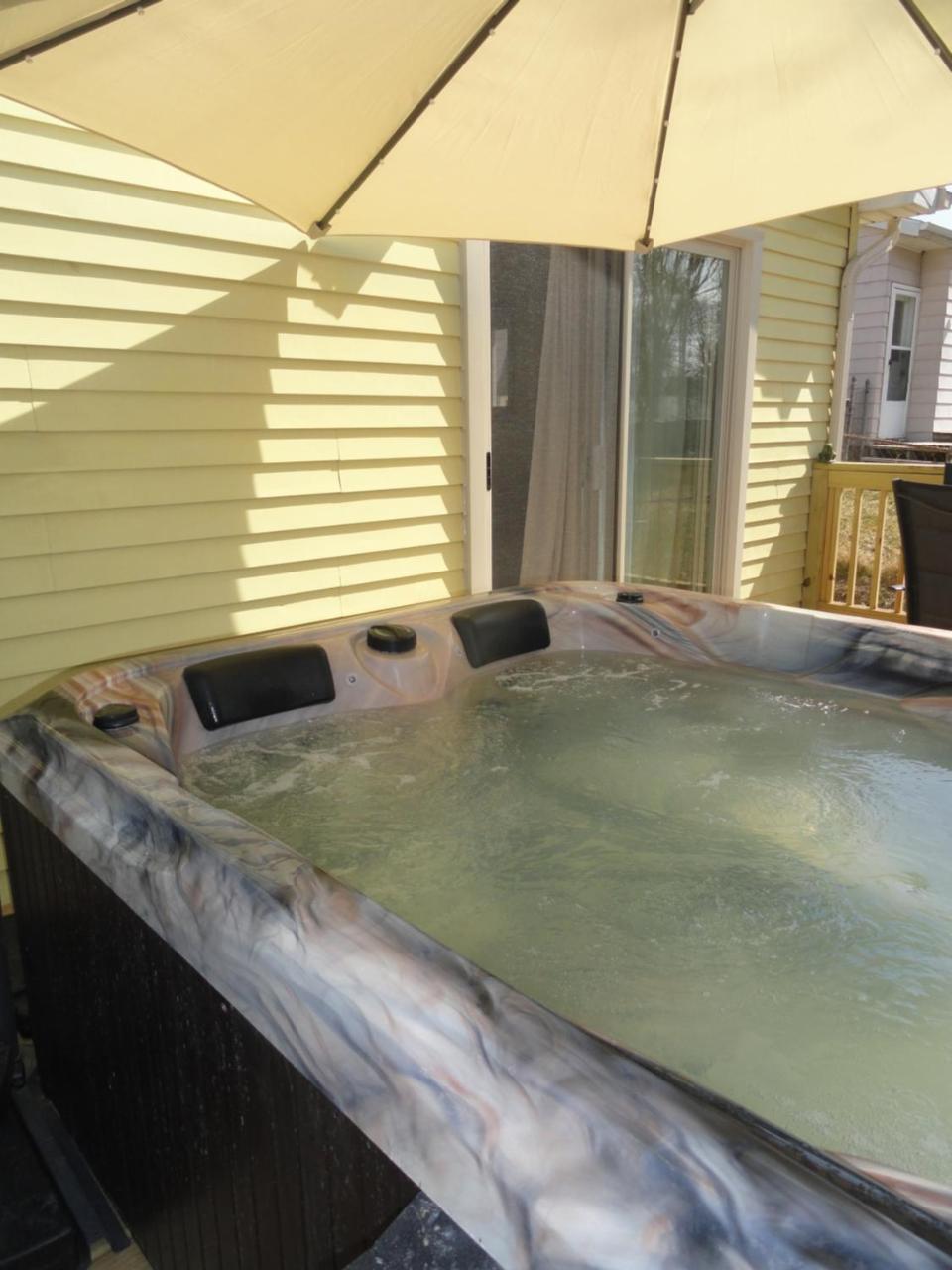 Outdoor Hot Tub And Cozy King Bed in Lansing, United States