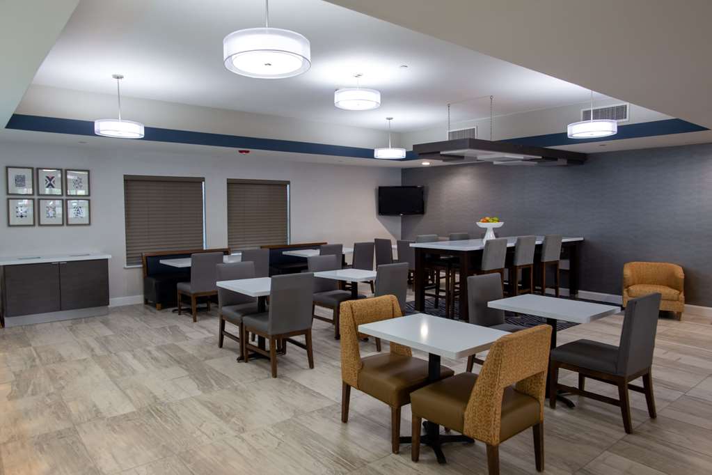 La Quinta Inn & Suites by Wyndham Houston East at Normandy - photo 52