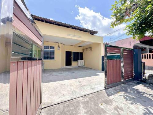 Taman Universiti Three Bedrooms 6 10Pax Utm Skudai in Skudai, Malaysia