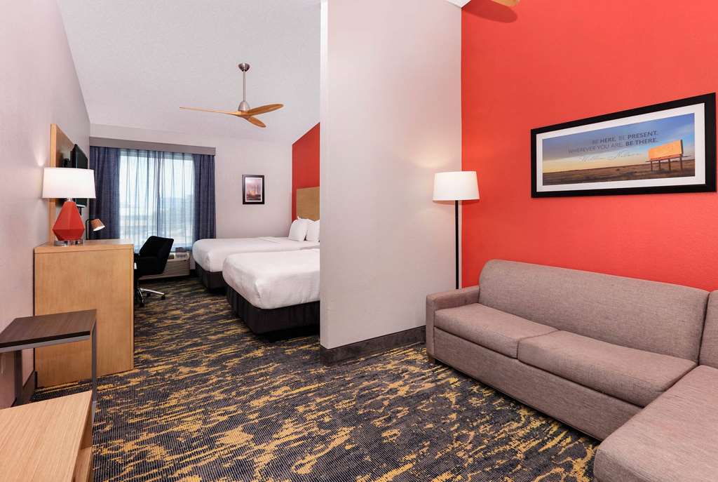 La Quinta Inn & Suites by Wyndham Dallas Las Colinas - photo 11