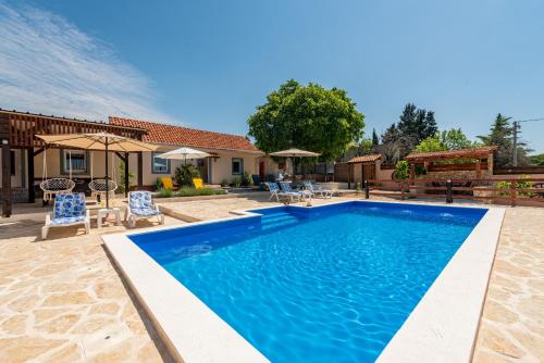 Holiday Home Burgija with pool — 4-Star Luxury Hotel in Benkovac, Croatia