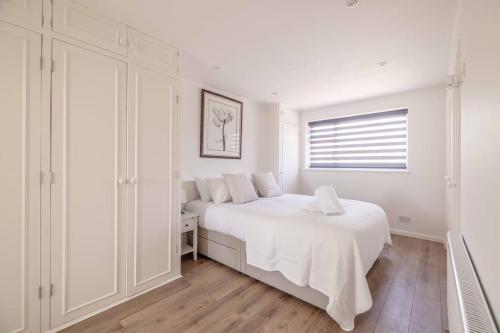 Charming 3Bed 3Bath Home in Windsor with parking By Tempstay — 4-Star Luxury Hotel in Windsor, United Kingdom