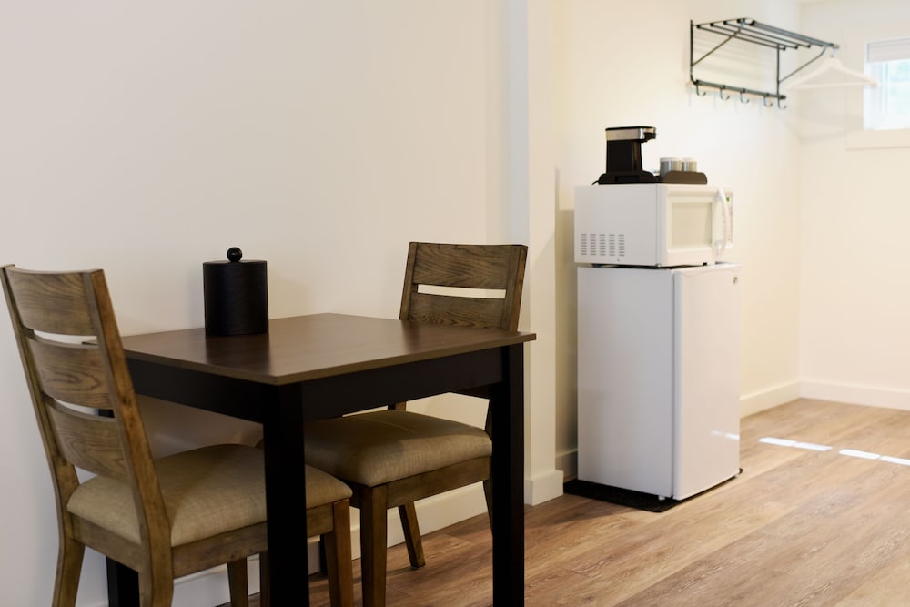 Sandwich Inn and Suites - photo 12