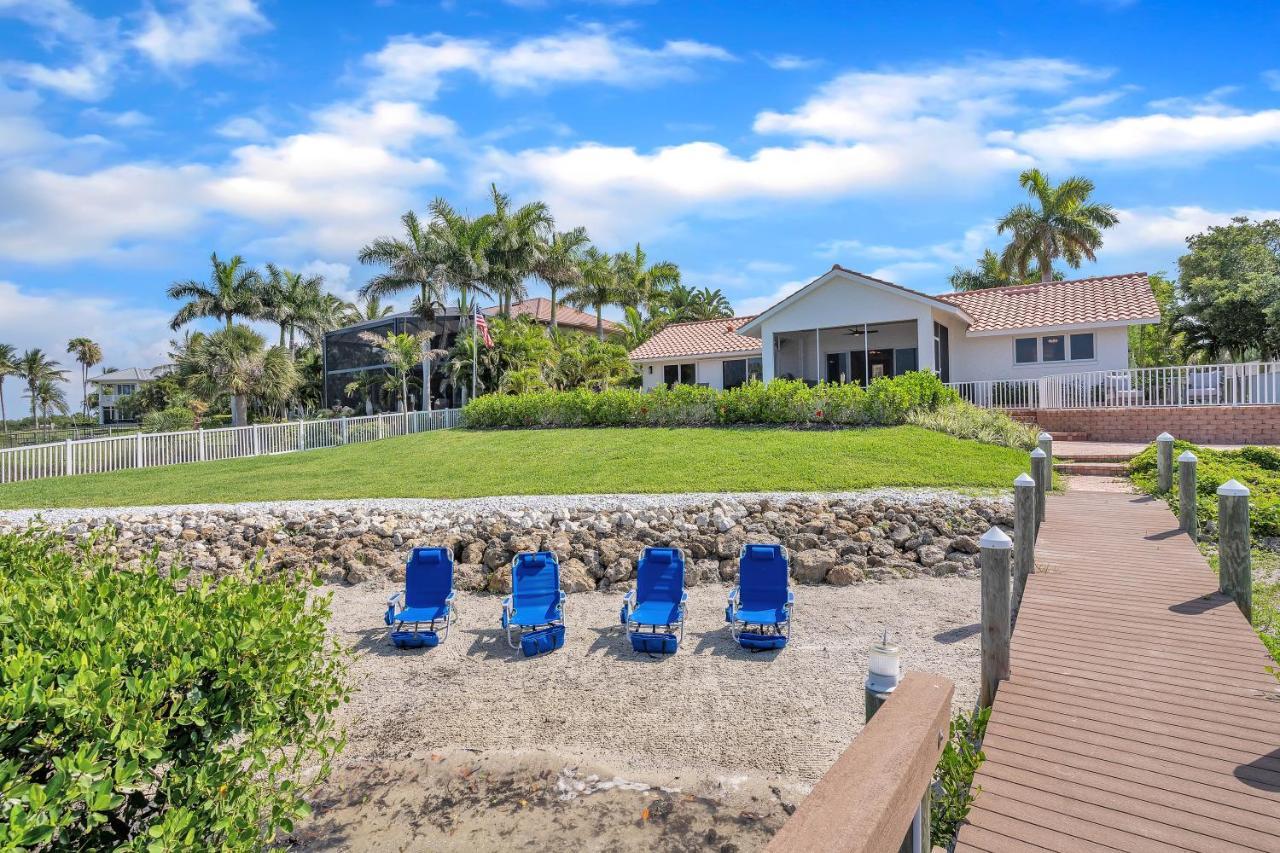 Paradise with a pool pier and private beach area — hotel in Osprey