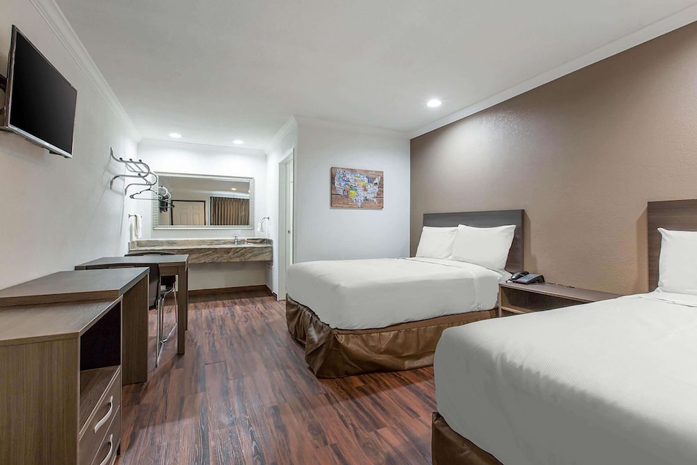 Baymont by Wyndham Bakersfield - photo 13