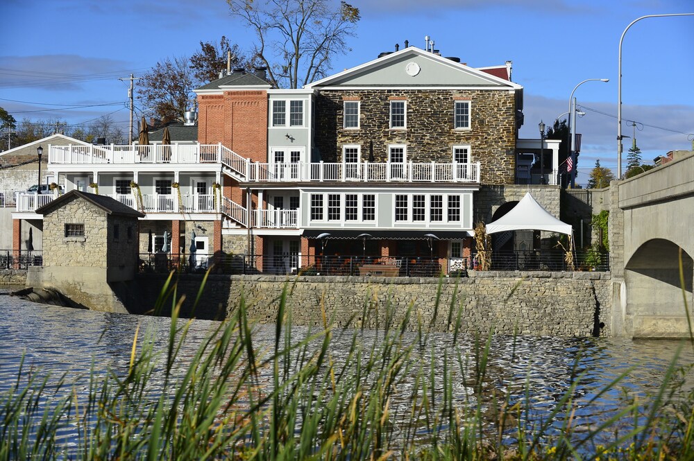 Farmer's Creekside Tavern & Inn - photo 20