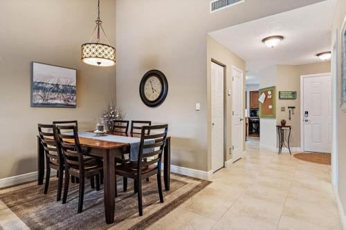 Gorgeous Updated 2 Bedroom Lake View Unit in — 4-Star Luxury Hotel in Tierra Verde, United States