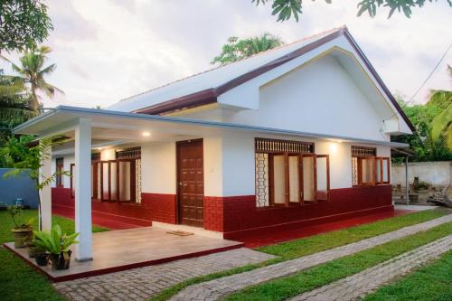 Dien Dee Stays in Hikkaduwa, Sri Lanka