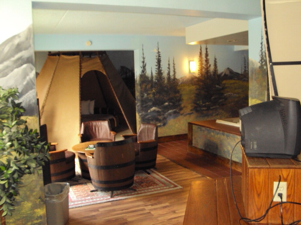 Red Carpet Inn And Fantasuite Hotel - photo 25