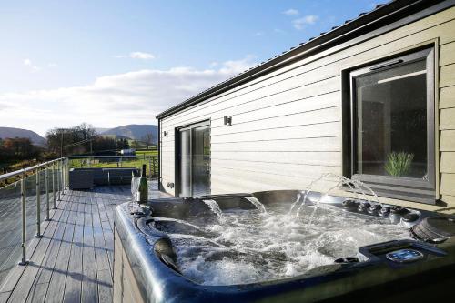 Castlehill Cabin with a Hot Tub — 4-Star Luxury Hotel in Peebles, United Kingdom