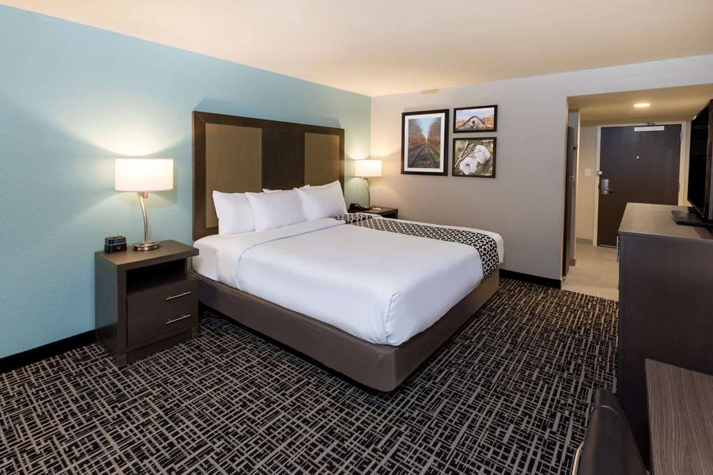 La Quinta Inn and Suites by Wyndham Jonesboro - photo 29