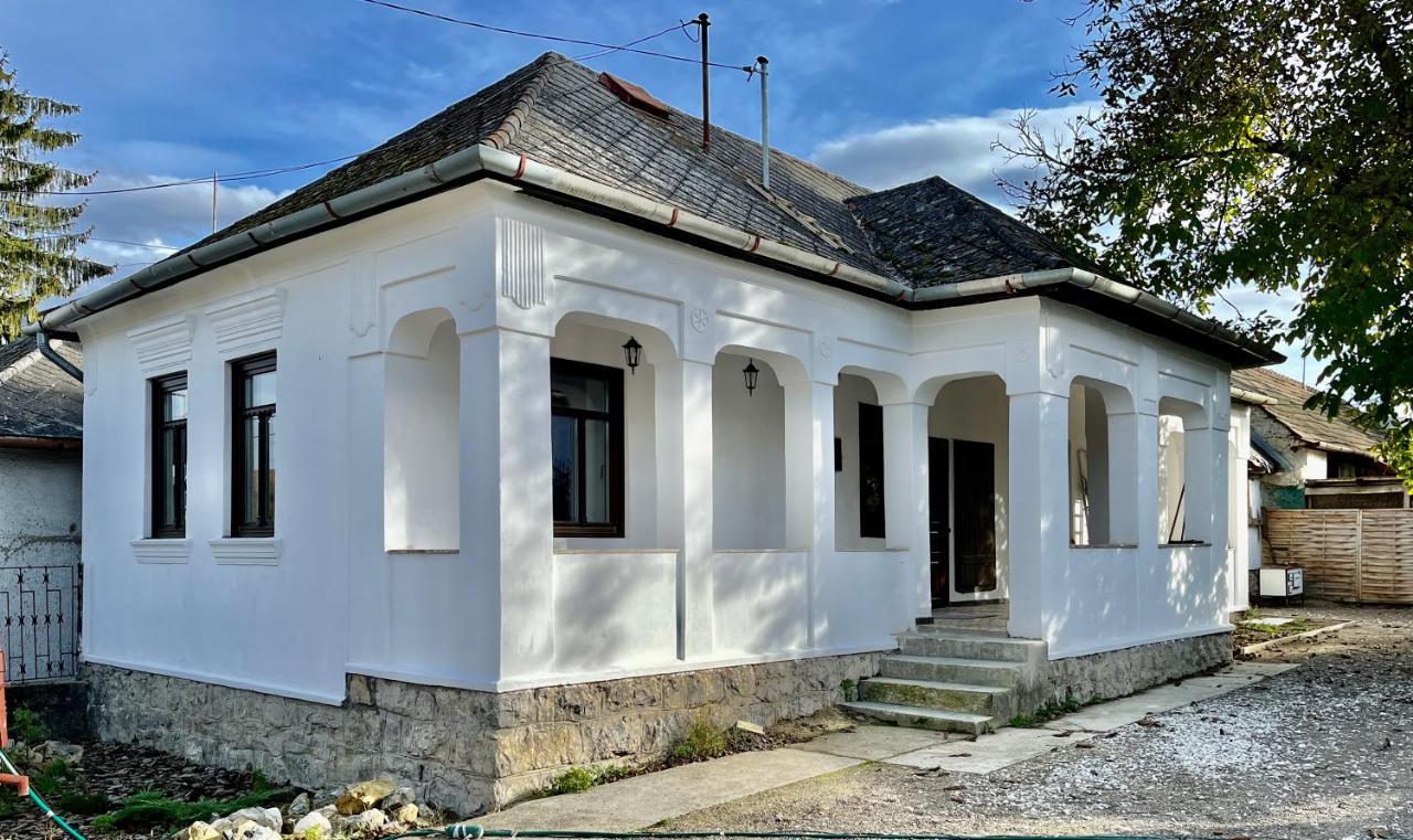 Udvar ház — Unknown City — photo 2