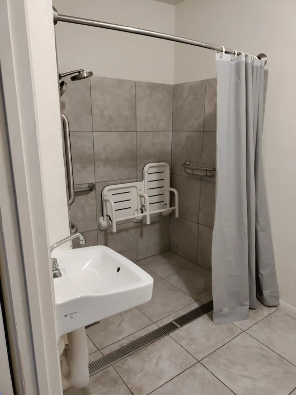 Crown Inn & Suites - photo 5