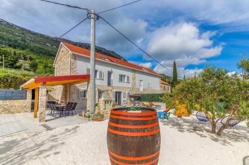 Holiday Home Toni — 4-Star Luxury Hotel in Kastel Stari, Croatia