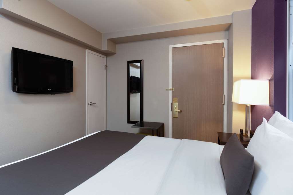 La Quinta Inn & Suites by Wyndham New York City Central Park - photo 22