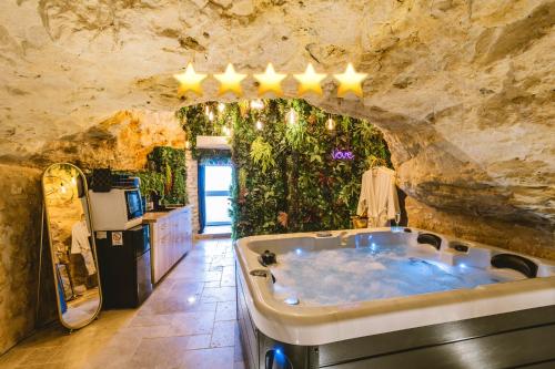 La Grotte Fleurie Classé 5 Étoiles — hotel in Mussidan