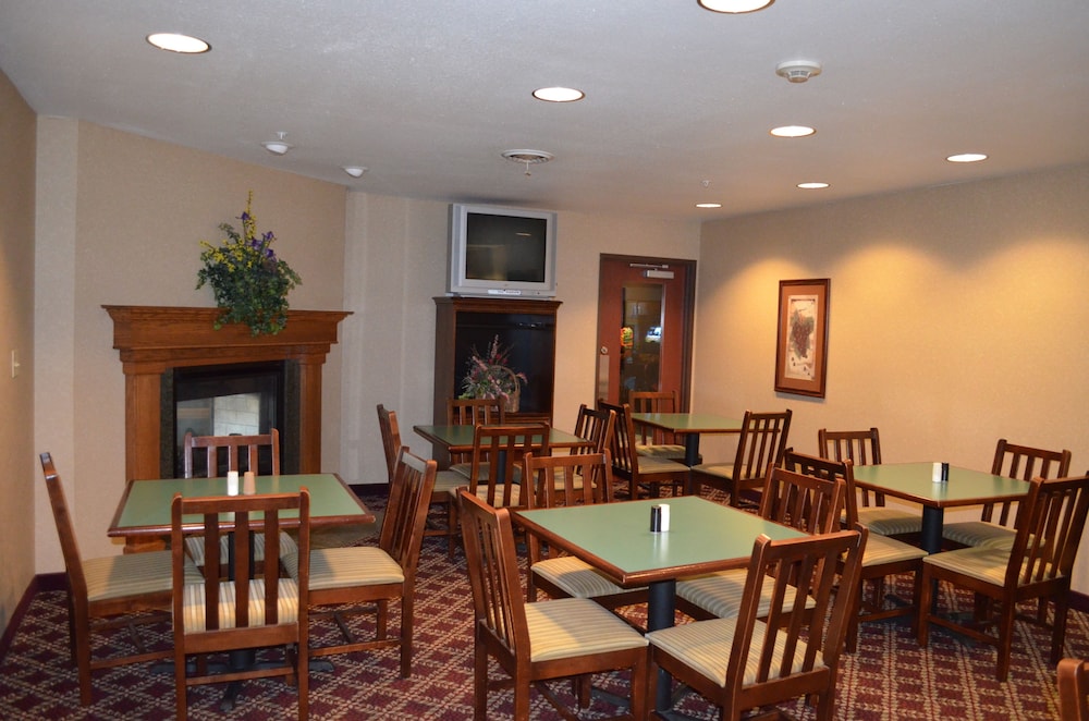 AmericInn by Wyndham Maquoketa - photo 17