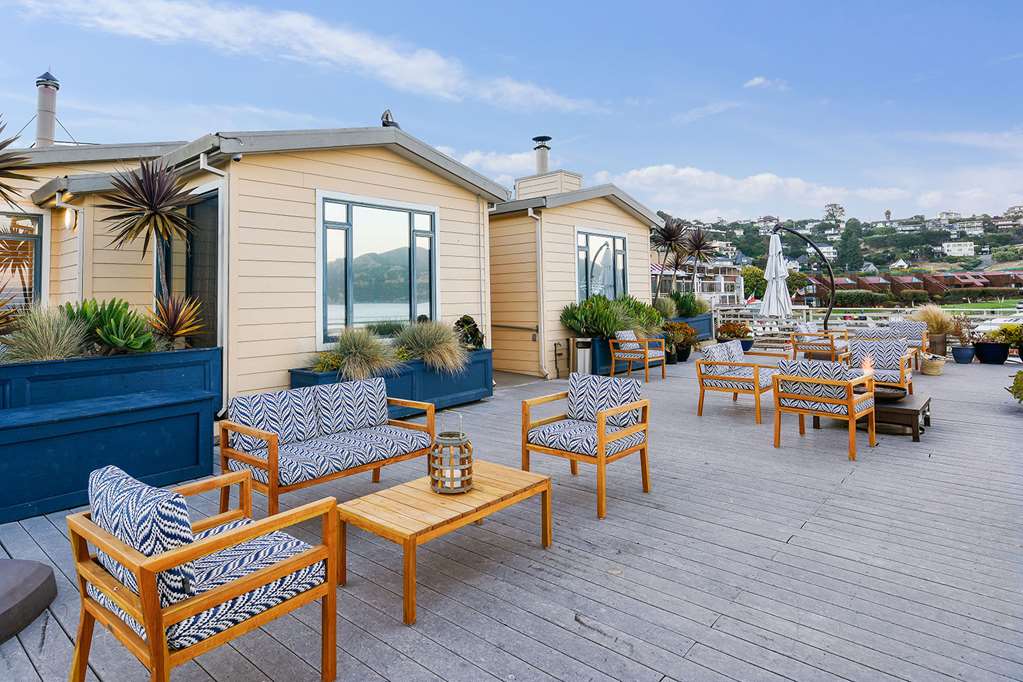 Waters Edge Hotel - photo 7