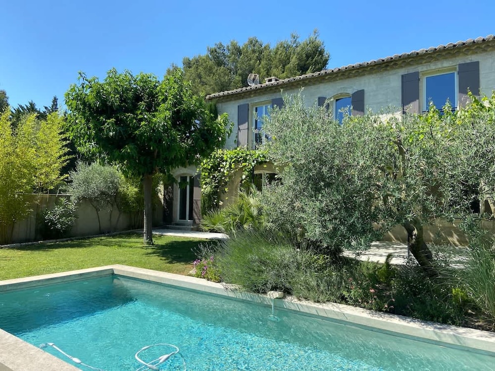 Charming Villa With AC in Alpilles — 4-Star Luxury Hotel in Paradou, France