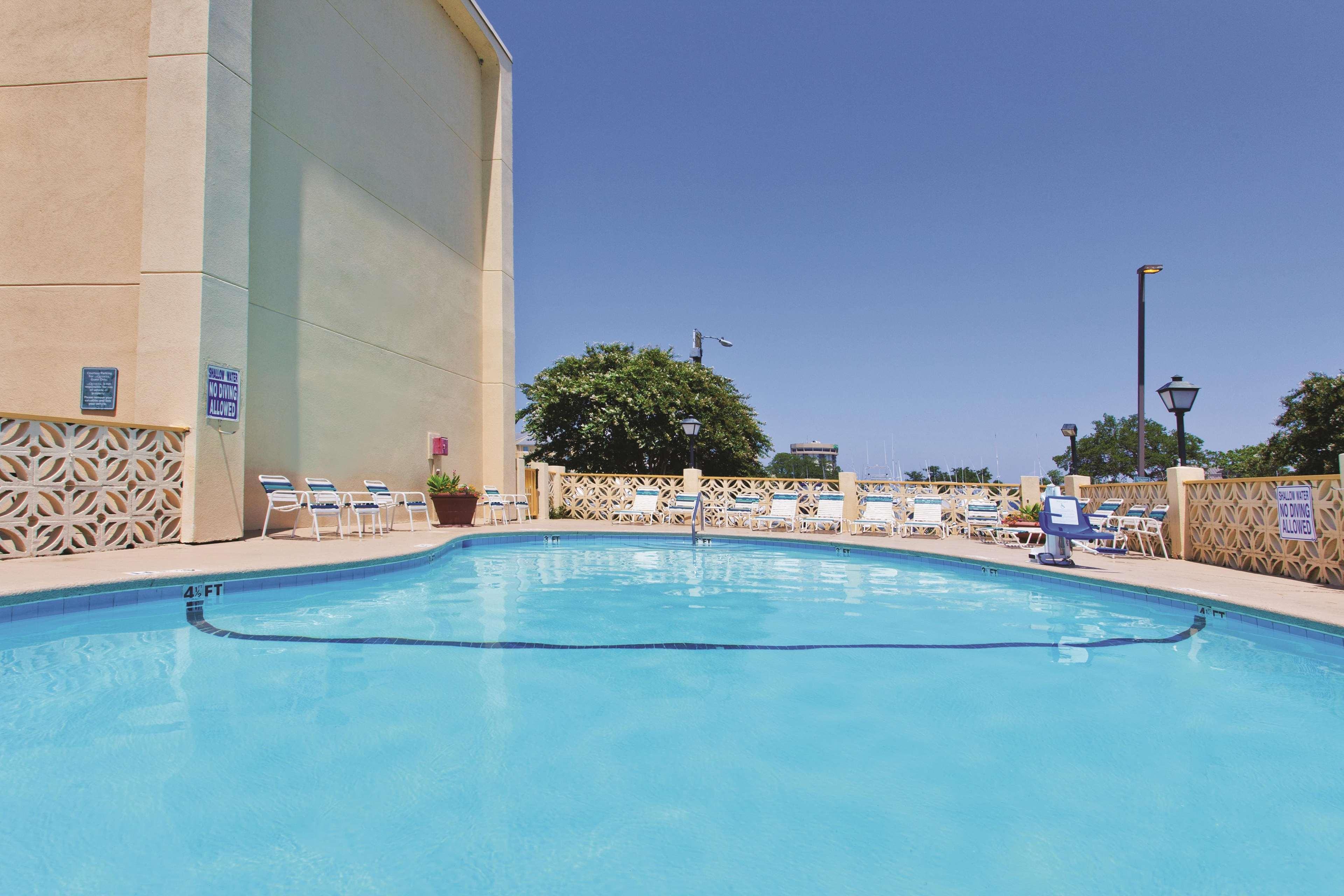 La Quinta Inn & Suites by Wyndham Charleston Riverview - photo 2