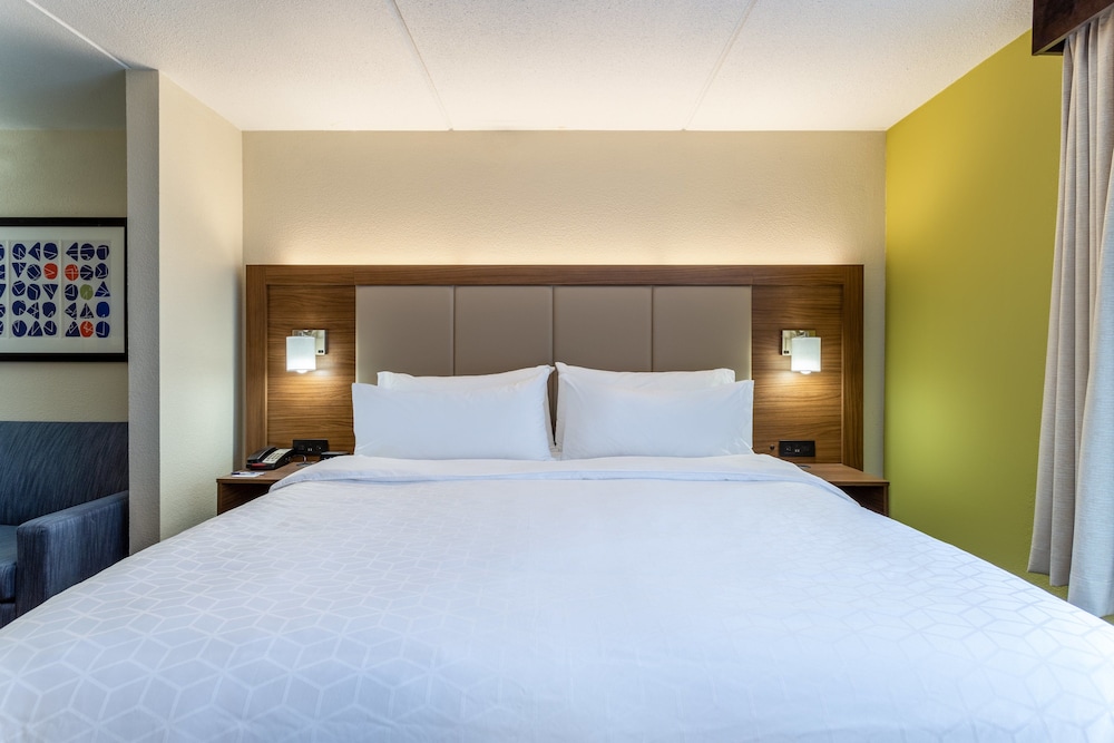 Holiday Inn Express & Suites Cedar Falls Waterloo by IHG - photo 8